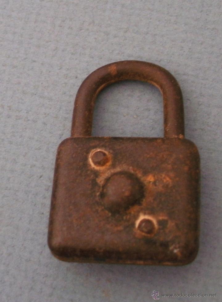 Antig&uuml;edades: peque&ntilde;o candado sin llave (4,5x3cm aprox) - Foto 2