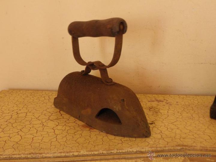 Antig&uuml;edades: Plancha pesada de 2 kg aprox con asa de madera - Foto 1