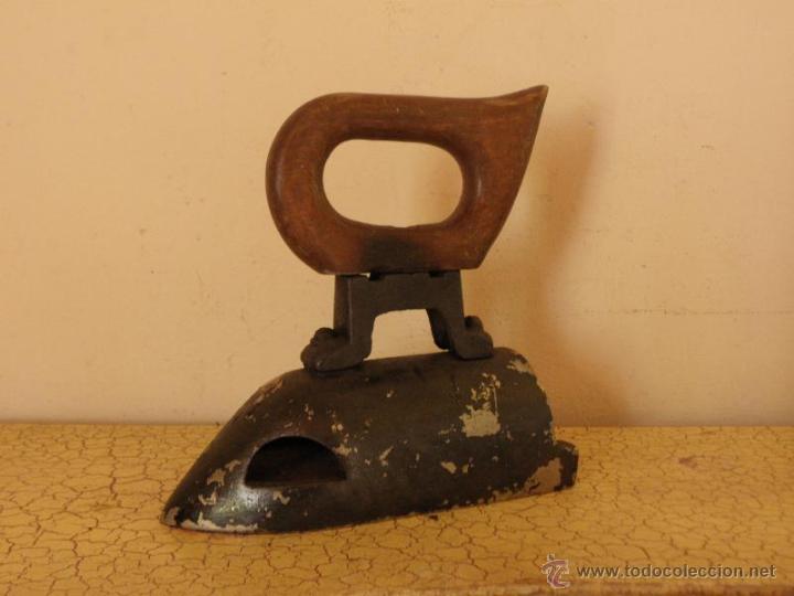 Antig&uuml;edades: Plancha pesada de 3 kg aprox con asa de madera - Foto 1
