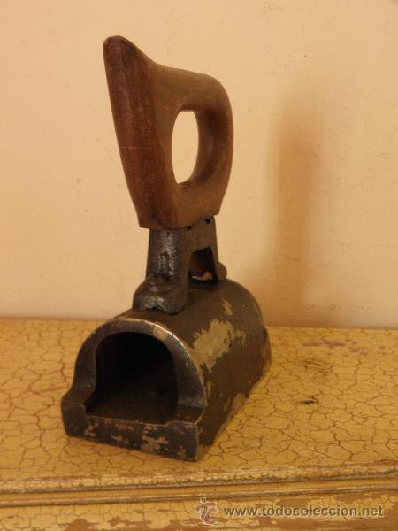 Antig&uuml;edades: Plancha pesada de 3 kg aprox con asa de madera - Foto 2
