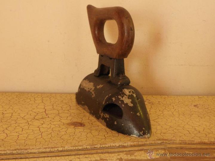 Antig&uuml;edades: Plancha pesada de 3 kg aprox con asa de madera - Foto 3