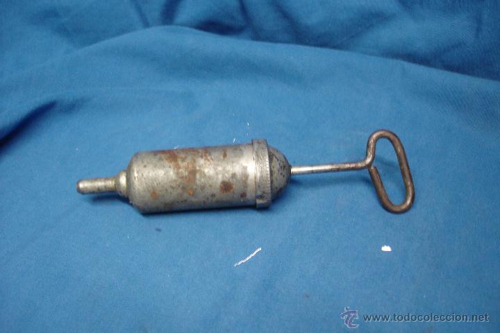 Antig&uuml;edades: ANTIGUO ENGRASADOR MET&Aacute;LICO - Foto 1