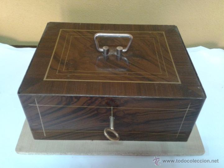 Antig&uuml;edades: caja de caudales a&ntilde;os 50 - Foto 1