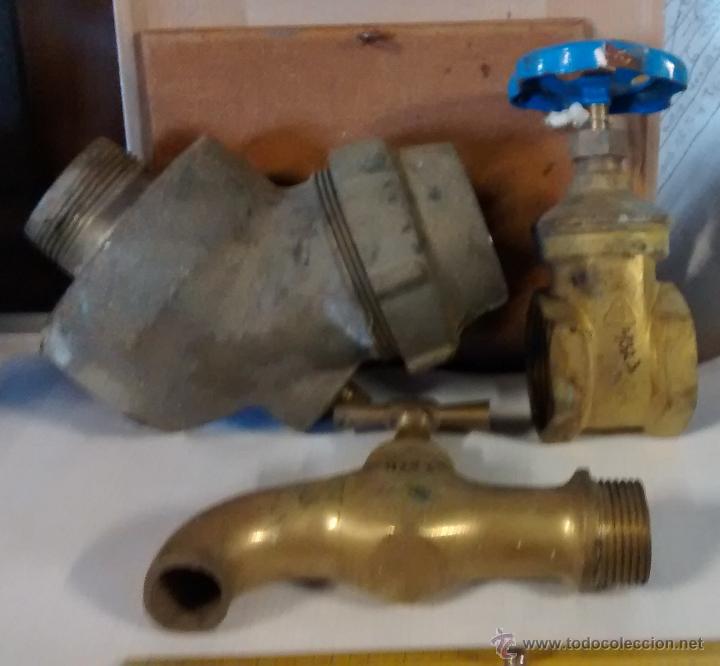 Antig&uuml;edades: 3 piezas de lat&oacute;n (llave, grifo) - Foto 1