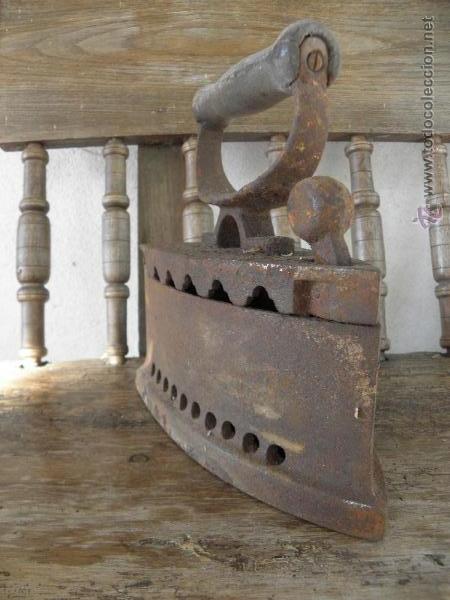 Antig&uuml;edades: Plancha pesada de 2 kg aprox con asa de madera - Foto 2