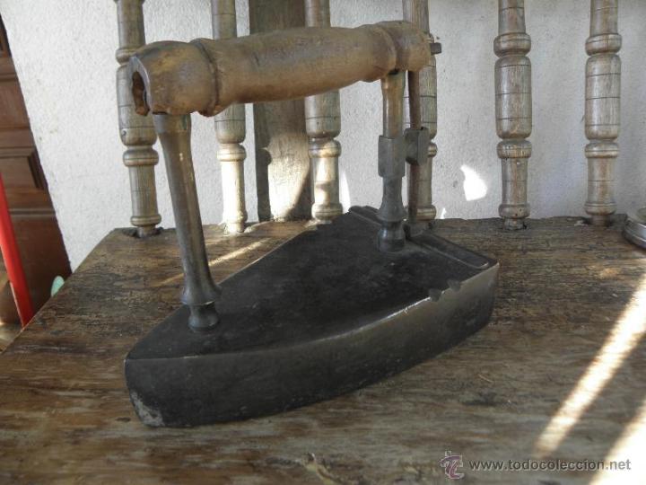 Antig&uuml;edades: Plancha de hierro n&ordm;7 con asa de madera - Foto 1