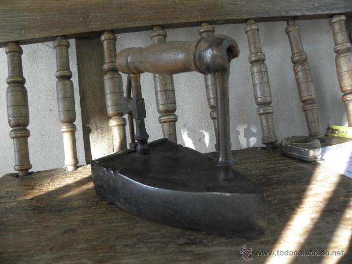 Antig&uuml;edades: Plancha de hierro n&ordm;7 con asa de madera - Foto 2