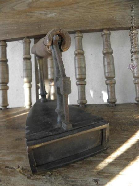 Antig&uuml;edades: Plancha de hierro n&ordm;7 con asa de madera - Foto 3