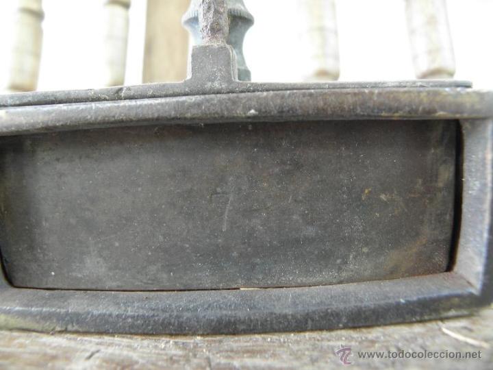 Antig&uuml;edades: Plancha de hierro n&ordm;7 con asa de madera - Foto 4