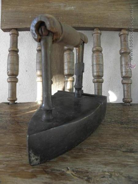 Antig&uuml;edades: Plancha de hierro n&ordm;7 con asa de madera - Foto 5