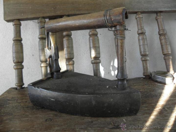 Antig&uuml;edades: Plancha de hierro n&ordm;10 con asa de madera - Foto 1