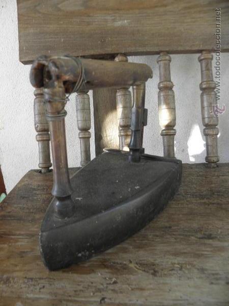 Antig&uuml;edades: Plancha de hierro n&ordm;10 con asa de madera - Foto 2