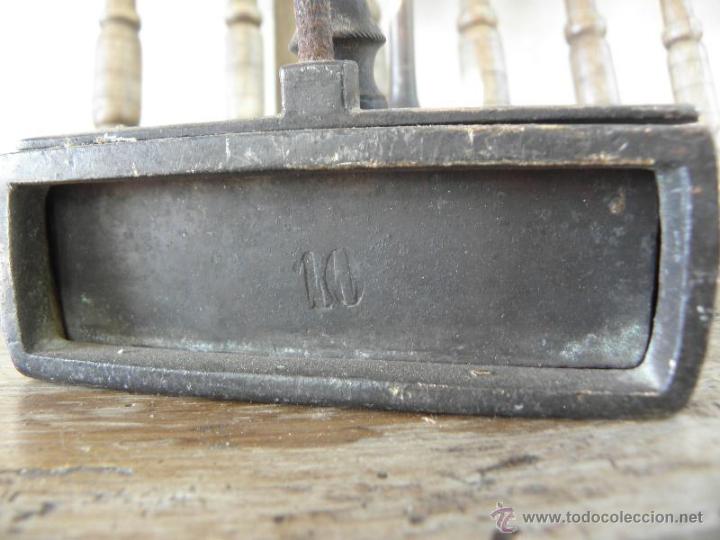 Antig&uuml;edades: Plancha de hierro n&ordm;10 con asa de madera - Foto 4