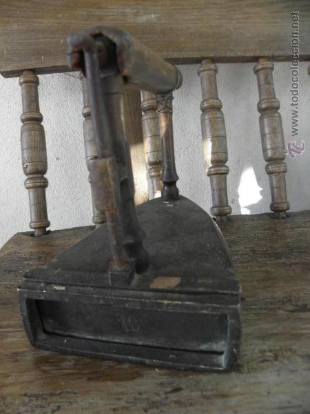 Antig&uuml;edades: Plancha de hierro n&ordm;10 con asa de madera - Foto 5