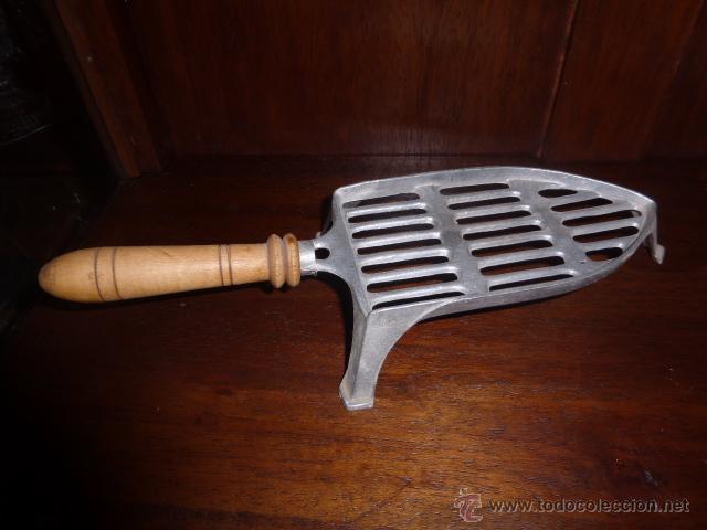 Antig&uuml;edades: SOPORTE PARA PLANCHAS DE METAL CON EL MANGO DE MADERA - Foto 1