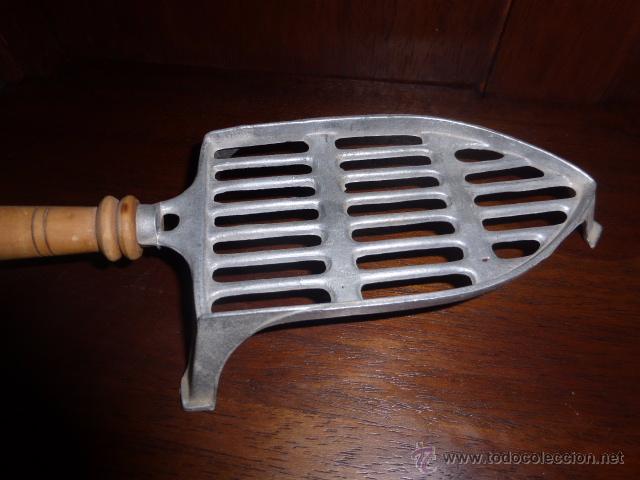 Antig&uuml;edades: SOPORTE PARA PLANCHAS DE METAL CON EL MANGO DE MADERA - Foto 2
