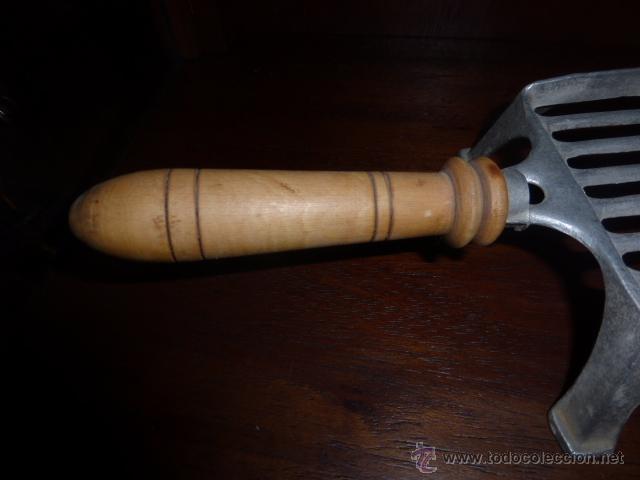 Antig&uuml;edades: SOPORTE PARA PLANCHAS DE METAL CON EL MANGO DE MADERA - Foto 3