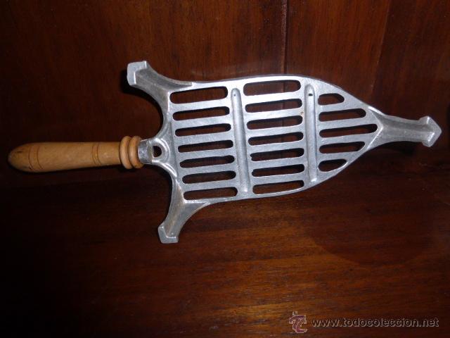 Antig&uuml;edades: SOPORTE PARA PLANCHAS DE METAL CON EL MANGO DE MADERA - Foto 4