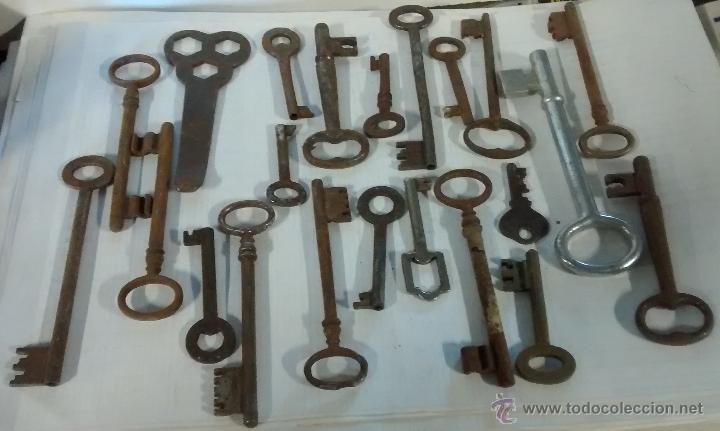 Antig&uuml;edades: Lote de 20 llaves - Foto 1