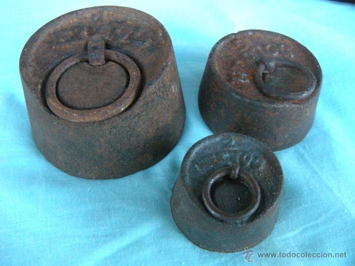 Antig&uuml;edades: LOTE DE TRES PESAS DE HIERRO - Foto 1