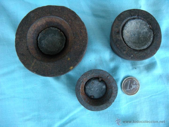 Antig&uuml;edades: LOTE DE TRES PESAS DE HIERRO - Foto 2