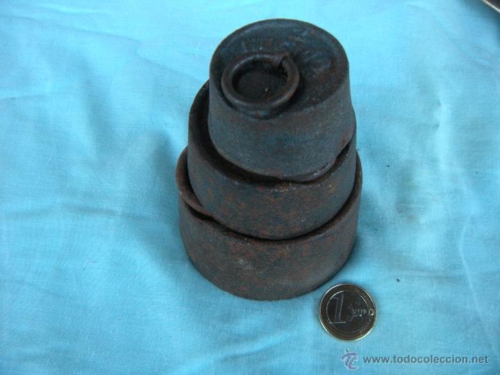 Antig&uuml;edades: LOTE DE TRES PESAS DE HIERRO - Foto 3