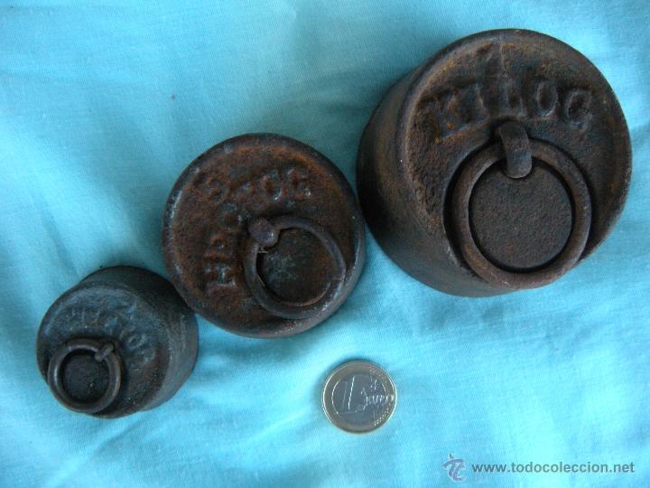 Antig&uuml;edades: LOTE DE TRES PESAS DE HIERRO - Foto 4