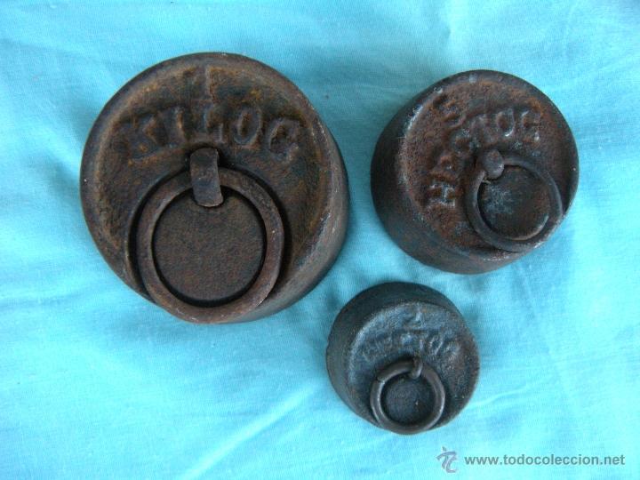 Antig&uuml;edades: LOTE DE TRES PESAS DE HIERRO - Foto 5