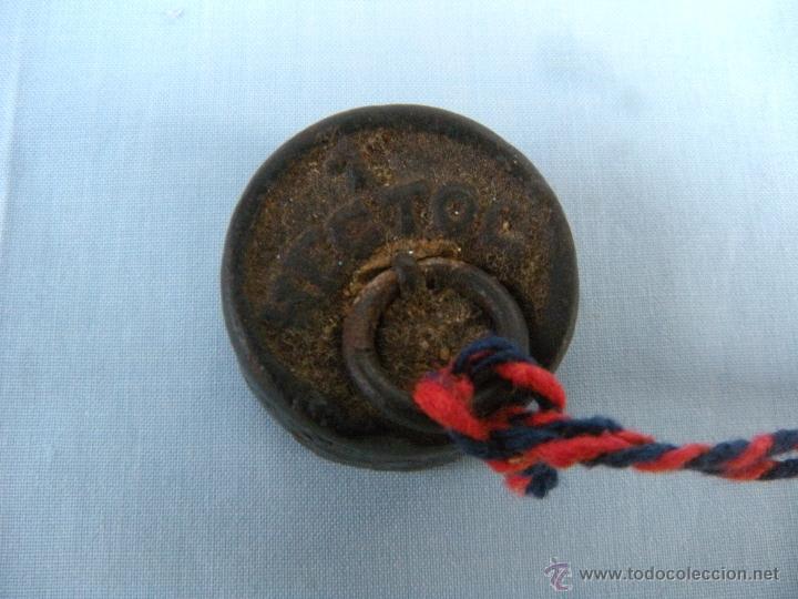 Antig&uuml;edades: ANTIGUA PESA DE HIERRO DE 100 GRAMOS - Foto 1
