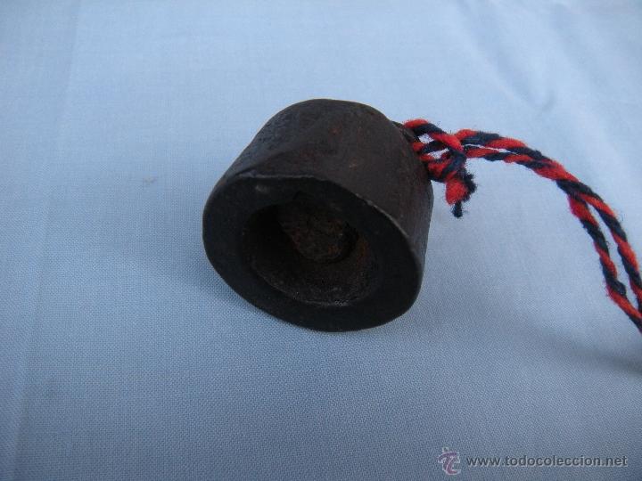 Antig&uuml;edades: ANTIGUA PESA DE HIERRO DE 100 GRAMOS - Foto 2