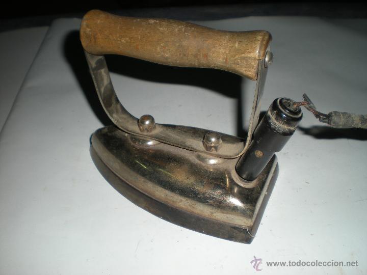 Antig&uuml;edades: Plancha el&eacute;ctrica con mango madera 13x8cm - Foto 5