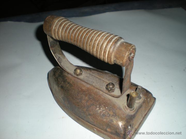 Antig&uuml;edades: Plancha el&eacute;ctrica sin cable con mango de madera - Foto 2