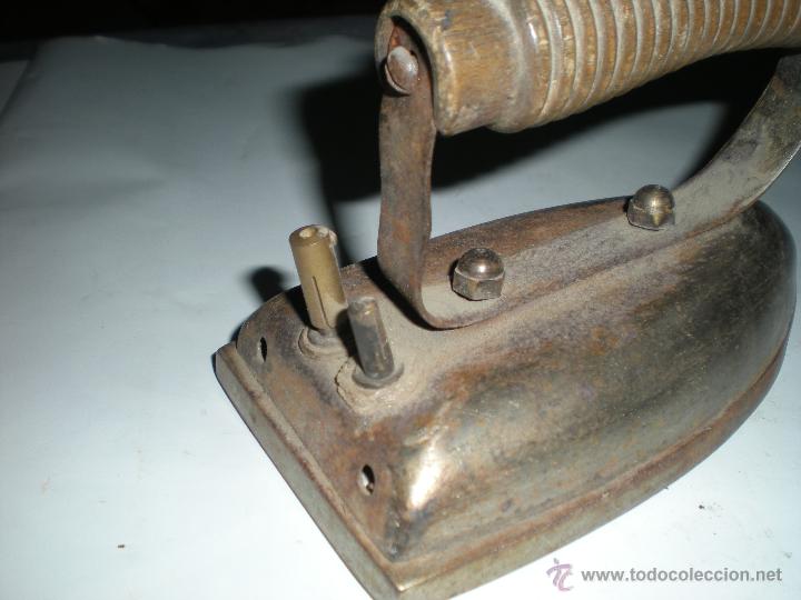 Antig&uuml;edades: Plancha el&eacute;ctrica sin cable con mango de madera - Foto 3