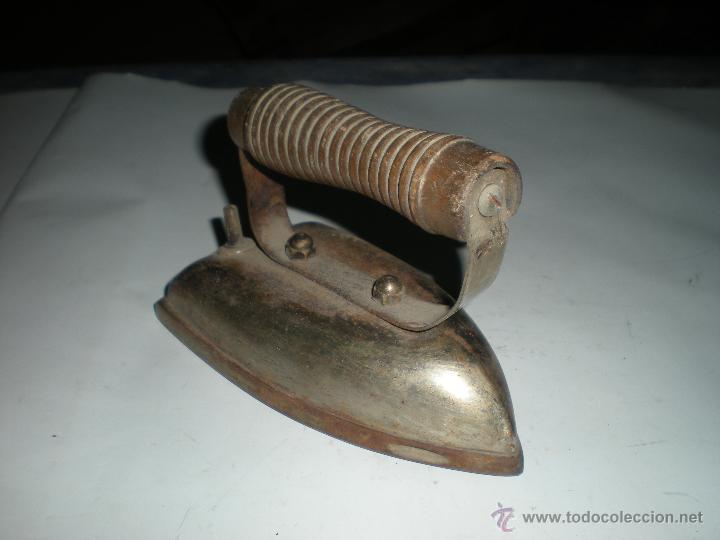 Antig&uuml;edades: Plancha el&eacute;ctrica sin cable con mango de madera - Foto 4