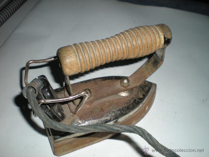 Antig&uuml;edades: Plancha el&eacute;ctrica con mango madera 16x8cm - Foto 2