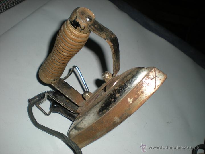 Antig&uuml;edades: Plancha el&eacute;ctrica con mango madera 16x8cm - Foto 3