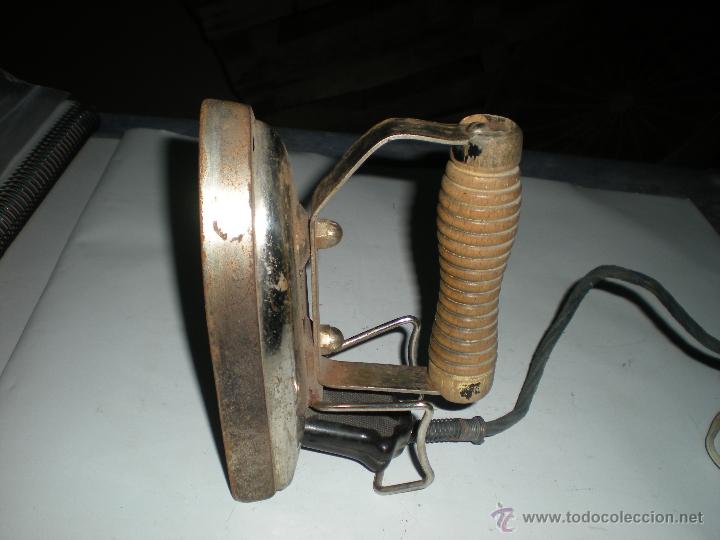 Antig&uuml;edades: Plancha el&eacute;ctrica con mango madera 16x8cm - Foto 4