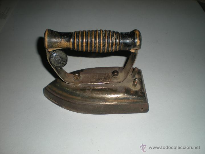 Antig&uuml;edades: Plancha el&eacute;ctrica con mango madera 16x8cm sin cable - Foto 1