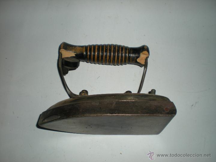 Antig&uuml;edades: Plancha el&eacute;ctrica con mango madera 16x8cm sin cable - Foto 3