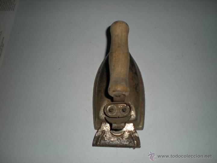 Antig&uuml;edades: Plancha el&eacute;ctrica con mango madera 16x8cm sin cable - Foto 2