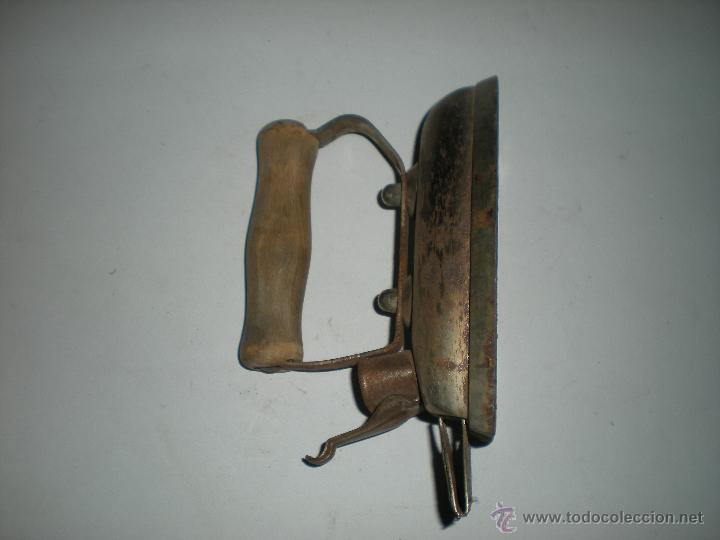 Antig&uuml;edades: Plancha el&eacute;ctrica con mango madera 16x8cm sin cable - Foto 3