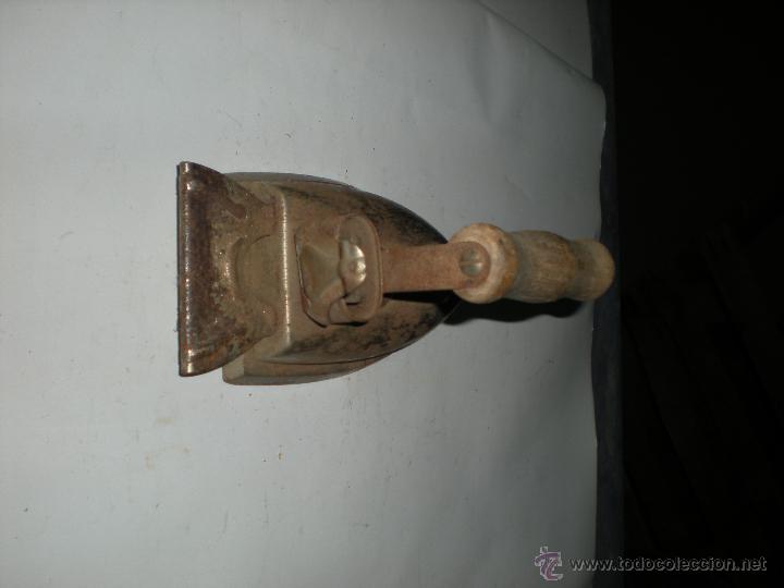 Antig&uuml;edades: Plancha el&eacute;ctrica con mango madera 16x8cm sin cable - Foto 5