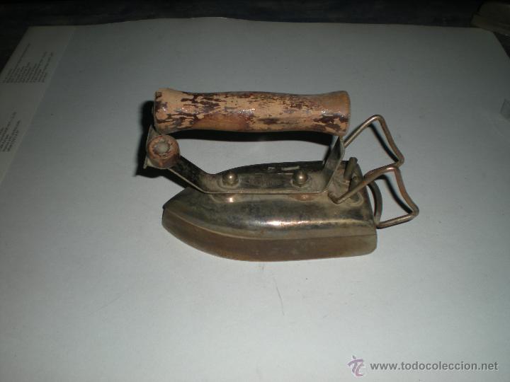 Antig&uuml;edades: Plancha el&eacute;ctrica con mango madera 16x7cm sin cable - Foto 1
