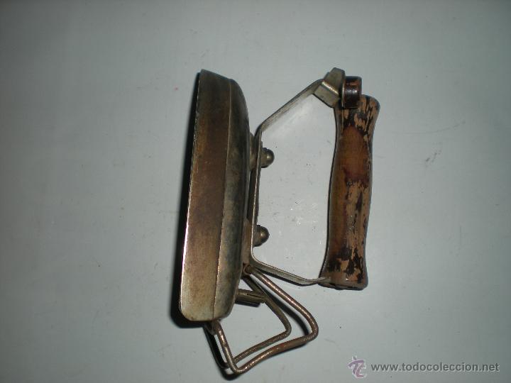 Antig&uuml;edades: Plancha el&eacute;ctrica con mango madera 16x7cm sin cable - Foto 2