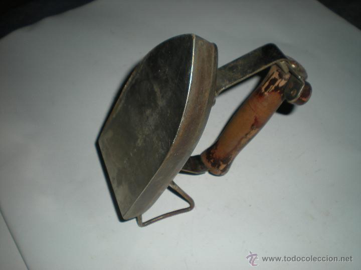 Antig&uuml;edades: Plancha el&eacute;ctrica con mango madera 16x7cm sin cable - Foto 3