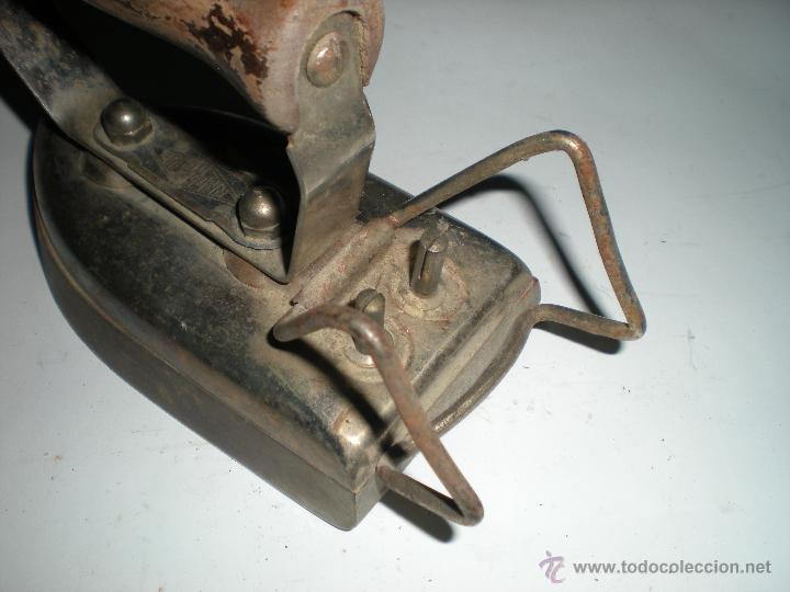 Antig&uuml;edades: Plancha el&eacute;ctrica con mango madera 16x7cm sin cable - Foto 4
