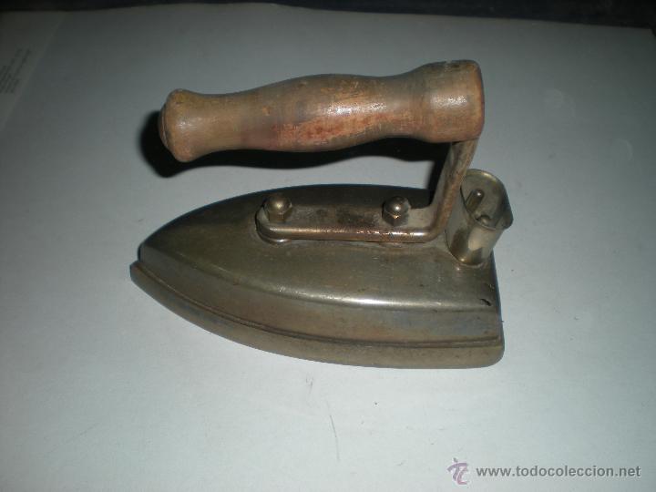 Antig&uuml;edades: Plancha el&eacute;ctrica con mango madera 18x7cm sin cable - Foto 1
