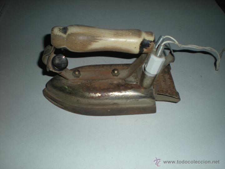 Antig&uuml;edades: Plancha el&eacute;ctrica con mango madera 18x7cm con cable - Foto 1