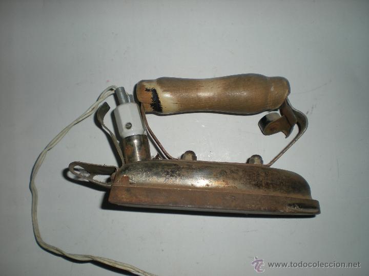 Antig&uuml;edades: Plancha el&eacute;ctrica con mango madera 18x7cm con cable - Foto 2