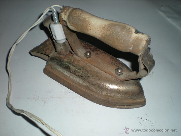 Antig&uuml;edades: Plancha el&eacute;ctrica con mango madera 18x7cm con cable - Foto 3